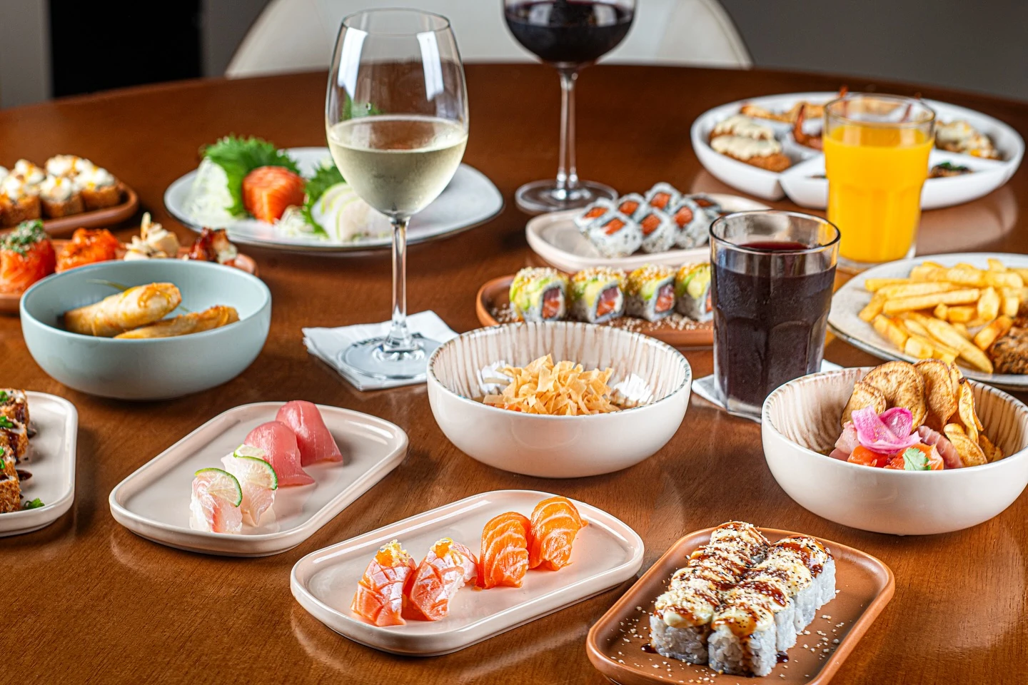 Mesa com taças de vinho no salão