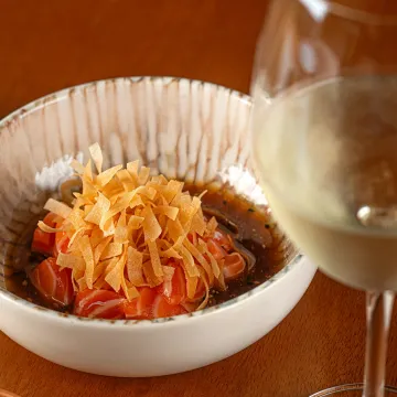 Tartar de salmão com molho de ostra